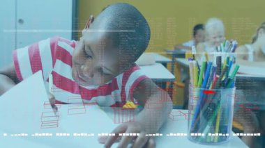 Okul masasında uyuyan çocuklar veri işleme animasyonlarıyla örtüşüyor. Teknoloji, eğitim, çoklu görev, yenilik, öğrenme, çocukluk