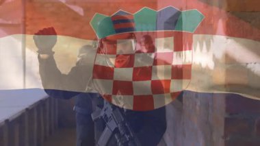 Hırvat bayrağı kaplamalı tüfeği olan, kentsel alanda duran biri. Ordu, vatanseverlik, güvenlik, savunma, asker, kamuflaj