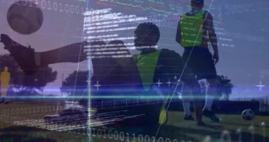 Finansal verilerle ve ikili kod animasyonuyla antrenman yapan sporcular. Dijital, teknoloji, finans, yenilik, egzersiz, takım çalışması