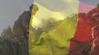Taktik teçhizat giyiyorlar, askerlerin bayrakları açık hava animasyon sahnesinde üstüste konuyor. Askeri, silahlı kuvvetler, savunma, vatanseverlik, takım çalışması, kamuflaj