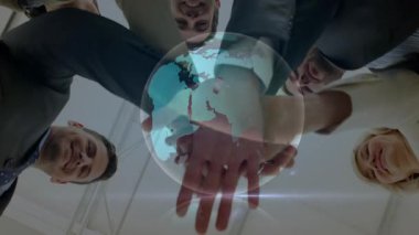 Çeşitli insan grupları dijital dünya animasyon örtüsüyle el ele tutuşuyor. Birlik, takım çalışması, işbirliği, çeşitlilik, teknoloji, küresel