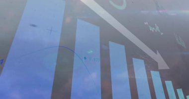 Bulutlu arkaplan üzerinde çizgi grafik ve aşağı doğru ok animasyonu. Analiz, istatistik, düşüş, finans, ekonomi, tahmin