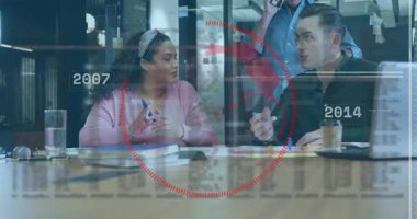 Dijital veriler ve dünya haritası animasyonları hakkında konuşmak, masada iş ekibi. Teknoloji, takım çalışması, yenilik, strateji, küresel, şirket