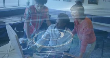 Çeşitli takımlar dijital arayüzle birlikte çalışma masasında animasyon oluşturuyorlar. Takım çalışması, işbirliği, teknoloji, yenilik, beyin fırtınası, şirket