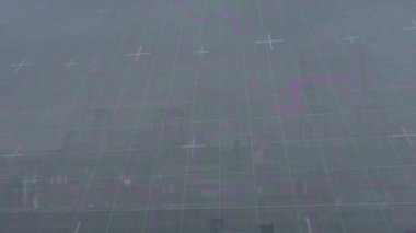 Altıgen ızgara animasyonunda mor çizgileri olan sanayi vinçleri ve yapıları. İnşaat, geleceksel, teknoloji, dijital, geometrik