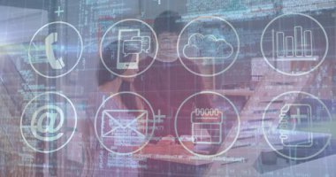 Ofiste işbirliği yapmak, dijital iletişim simgeleriyle animasyon kullanmak. Takım çalışması, işbirliği, teknoloji, beyin fırtınası, yenilik, iş