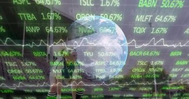 Görsel ekranı kaplayan borsa verileri ve grafiklerle Dünya animasyonunu döndürmek. Küresel, finans, teknoloji, veri görselleştirme, ekonomi, analitik