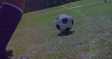 Futbolcu sahada veri analizi animasyonuyla topa vuruyor. atlet, teknoloji, istatistik, spor, performans, analitik