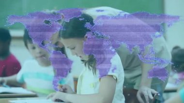 Sınıfta dijital dünya haritasıyla çalışan çocuklar animasyonu örtüyor. Teknoloji, eğitim, öğrenme, yenilik, etkileşimli, coğrafya