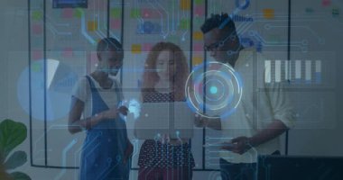 Animasyon projesinde işbirliği, ofisteki dijital araçları kullanan çeşitli takımlar. İşbirliği, takım çalışması, teknoloji, yaratıcı, beyin fırtınası, yenilik