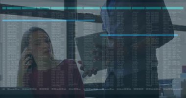 Dijital veri paylaşımı, modern ofiste işbirliği yapan iş adamları. Teknoloji, işbirliği, yenilik, takım çalışması, şirket, beyin fırtınası.