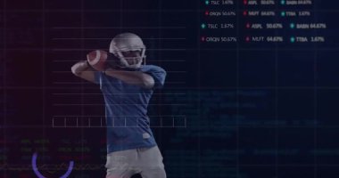 Amerikalı futbolcu finansal verileri ve grafik animasyonlarını topa fırlatıyor. Spor, atlet, analitik, strateji, takım çalışması, analiz