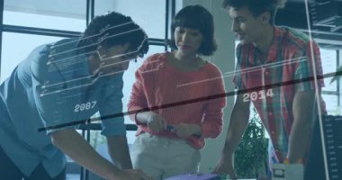 Proje, veri işleme animasyon örtüşen üç meslektaşla tartışılıyor. İşbirliği, takım çalışması, teknoloji, iş, analitik, bilgisayar