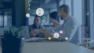 Ofiste işbirliği, dijital müzik ikonlarının animasyonuyla iş birliği. İşbirliği, takım çalışması, yenilik, yaratıcılık, teknoloji, beyin fırtınası.