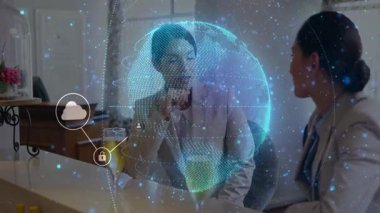 Teknolojiyi, dijital ağ ikonlarını ofis ortamında tartışan iş kadınlarını. ağ oluşturma, yenilik, girişimci, şirket, işbirliği, strateji