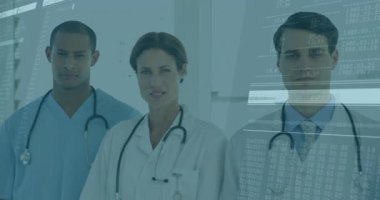 Şifreleme ve veri işleme animasyonu yapan doktorlar hastane ortamında. Sağlık, teknoloji, yenilik, siber güvenlik, dijital, tıp