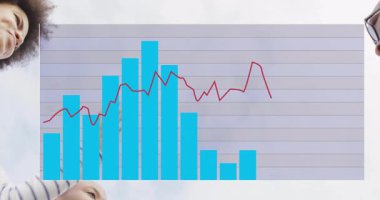 Mavi çizgi grafiği ve kırmızı çizgi animasyonu üzerinde eller beşlik çakıyor. İşbirliği, takım çalışması, başarı, büyüme, iş dünyası, analitik