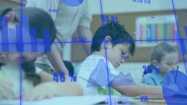Veri tabloları ve grafiklerle sınıfta okuyan çocuklar animasyonu örtüyor. Eğitim, öğrenme, analitik, istatistik, okul, teknoloji