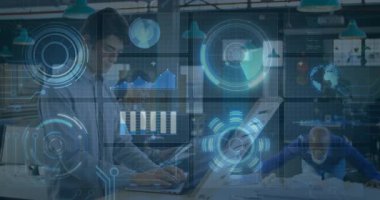 Animasyon kullanarak, iş adamları ofisteki gelecekteki veri grafiklerini analiz ediyorlar. Teknoloji, yenilik, veri analizi, takım çalışması, toplantı, dijital dönüşüm