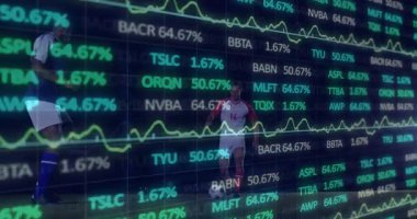 Sahada oynayan futbolcuları kapsayan borsa veri animasyonu. Finans, spor, teknoloji, analitik, takım çalışması, strateji
