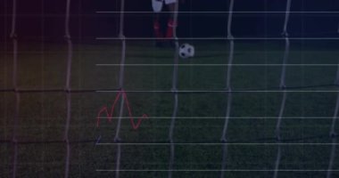 Sahadaki kaleye yakın futbolcunun animasyonunu kapsayan veri içeren grafik çizgileri. Spor, analitik, teknoloji, hareket, dinamik, atlet