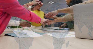 Çeşitli takımlar küresel ağ animasyonunda başarıyı birlikte kutluyorlar. Takım çalışması, işbirliği, başarı, destek, ortaklık, birlik