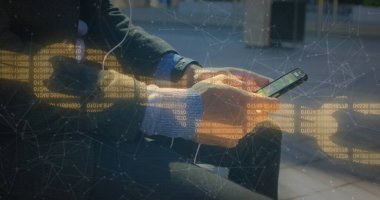 Açık havada akıllı telefon kullanmak, dijital arayüzle teknolojiyi keşfetmek. yenilik, iletişim, etkileşimli, kentsel, bağlantı