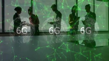 Siluetli insanlar dünya haritası üzerinde 6G ağ animasyonu olan cihazlar kullanıyorlar. Teknoloji, bağlantı, yenilik, iletişim, dijital, küresel