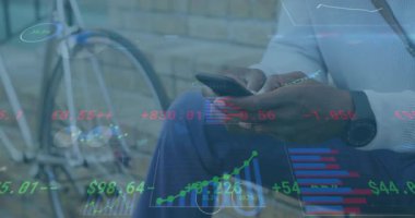 Akıllı telefonu kullanarak, iş adamının finansal verileri ve grafik animasyonlarını izleyerek. teknoloji, finans, analiz, kurumsal, dijital, profesyonel