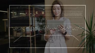 Modern ofiste veri işleme animasyonu içeren tablet kullanan iş kadını. Teknoloji, yenilik, şirket, analitik, dijital, profesyonel