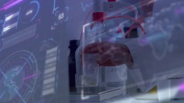 Bilim adamının dijital veri animasyonu yerine ekipmanlarla ilgilendiği laboratuvar sahnesi. Bilim, araştırma, teknoloji, yenilik, deney, analiz