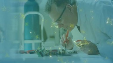 Parlayan parçacıkların animasyon kaplamalı devre kartındaki lehimleme elektroniği. Teknoloji, yenilik, mikroçip, mühendislik, onarım, teknoloji