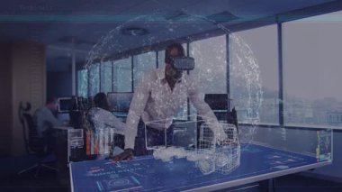 Ofiste, sanal gerçeklik kulaklığı kullanan kişi animasyon arayüzü ile etkileşimde. Teknoloji, yenilik, çalışma alanı, müteahhit, etkileşim, dijital