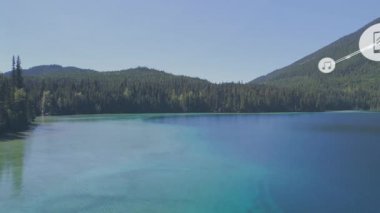 Orman zeminli sakin göl üzerinde akıllı telefon ve müzik ikonları canlandırması. Teknoloji, dijital, doğa, uyum, akış, melodi