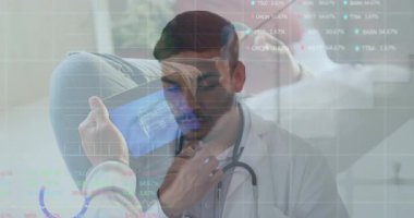 Tıbbi veriler analiz ediliyor, doktor hastanede animasyon teknolojisi arayüzü kullanıyor. Sağlık, yenilik, tanı, araştırma, analiz, dijital