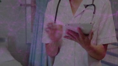 Hastane ortamında nöral ağ animasyonu içeren tablet kullanan bir doktor. Tıp, teknoloji, yenilik, sağlık, dijital, analiz