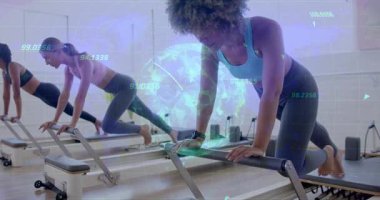 Dijital veri ile yenilikçi makineler üzerinde egzersiz yapan kadınlar animasyonu örtüyor. Fitness, pilates, spor, spor, teknoloji, sağlık