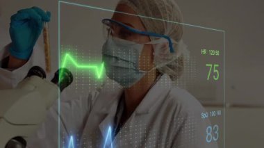 Verileri dijital sağlık ölçümleriyle analiz ediyorum, laboratuvar önlüklü bilim adamı çalışıyor. Bilim, araştırma, analiz, teknoloji, laboratuvar, yenilik