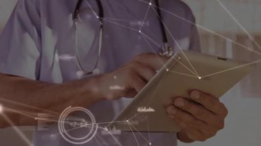 Stetoskop kullanarak, arka planda dijital ağ animasyonu olan bir sağlık uzmanı. Tıbbi, teknoloji, yenilik, bağlantı, fütüristik, tanı