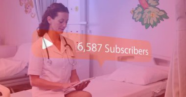 Hemşire hastane odasının arka planında abone sayım animasyonuna sahip tablet kullanıyor. Sağlık, tıbbi, teknoloji, dijital, yenilik, veri