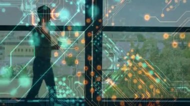 Pencere kenarında, dijital devre kaplamalı siluet, geleceksel teknoloji animasyonu. yenilik, animasyon, modern, sanal