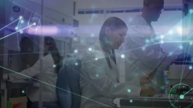 Laboratuvarda, bilim adamları animasyon örtüsüyle dijital ağ bağlantılarını analiz ediyorlar. Teknoloji, yenilik, araştırma, veri analizi, laboratuvar, bağlantı