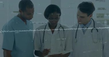 Hastane ortamında dijital analitik kullanan tıp uzmanları. Sağlık, teknoloji, doktorlar, yenilik, analiz