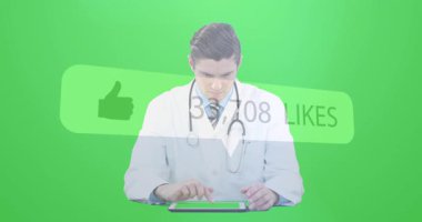 Doktor yeşil arka planda dijital zevklerin animasyonuyla etkileşime geçiyor. Sağlık, teknoloji, yenilik, sanal, iletişim, etkileşim