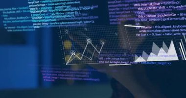 Okulda, bilgisayar ekranında grafik ve kod ile çocuk animasyonu öğreniyor. Eğitim, kodlama, teknoloji, dijital, programlama, bilgisayar bilimi