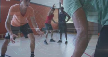 Basketbol oynuyorlar, çocuk sporcular okul jimnastik salonunda animasyon örtüşüyorlar. Spor, rekabet, takım çalışması, gençlik, eğlence, etkinlik