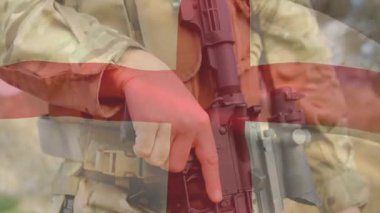 Kırmızı ve beyaz bayrak sallayan, kamuflaj kıyafetli asker hazır bekliyor. Ordu, vatanseverlik, üniforma, ordu, selam, disiplin