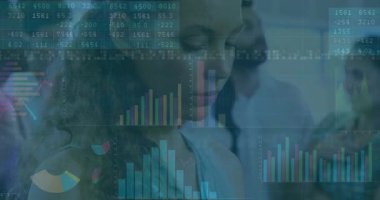 Finansal verileri analiz eden, okuldaki grafik ve grafiklerin animasyonunu yapan bir kadın. Finans, analitik, veri analizi, işletme, ekonomi, eğitim