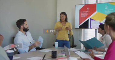 Sosyal medya analizleri, animasyon örtüşmesi ile işbirliği yapan çeşitli takımlar. İşbirliği, takım çalışması, dijital, beyin fırtınası, strateji, teknoloji