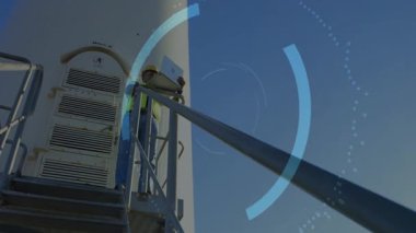 İnşaat işçileri üzerinde dijital zarf simgesi ve ikili kod animasyonu. Teknoloji, siber güvenlik, iletişim, veri, ağ